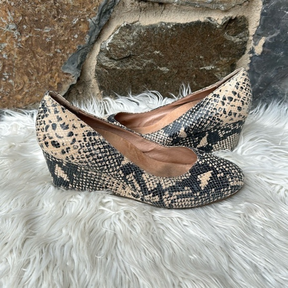 VIONIC Antonia Snakeskin Closed Toe Wedge Casual comfort low wedge sz 10